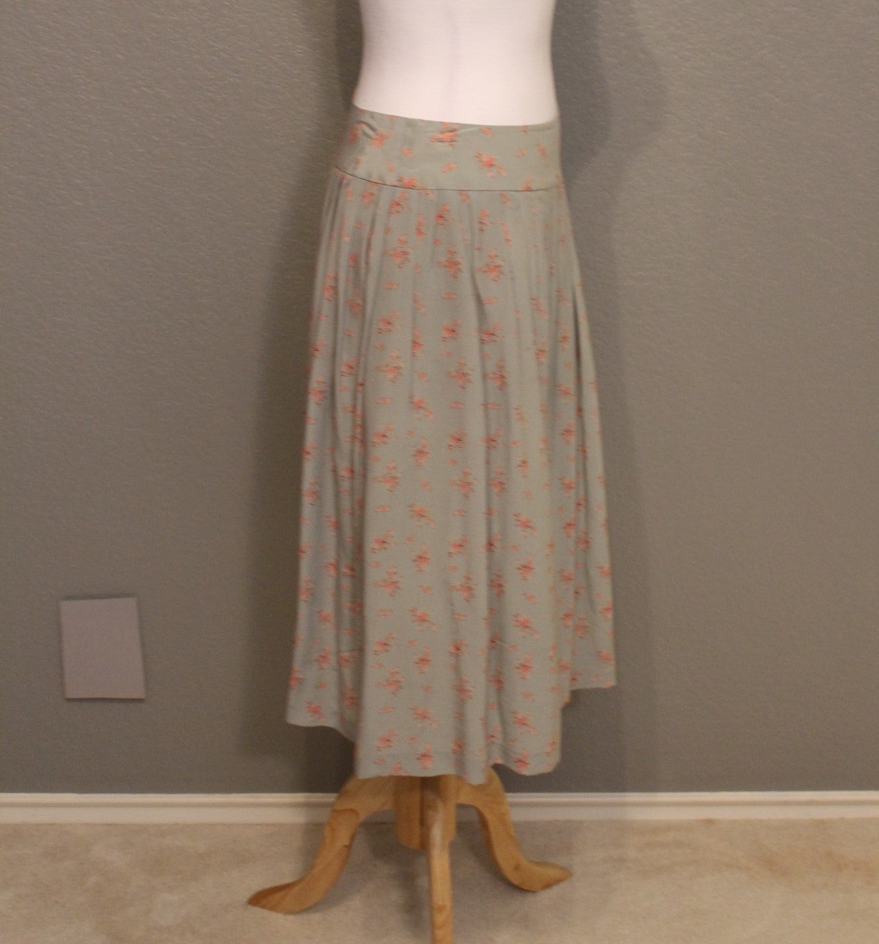 Vintage 1970s Cesarini Silk Skirt with Coral-Pink Floral Print, Size 8 (Medium)