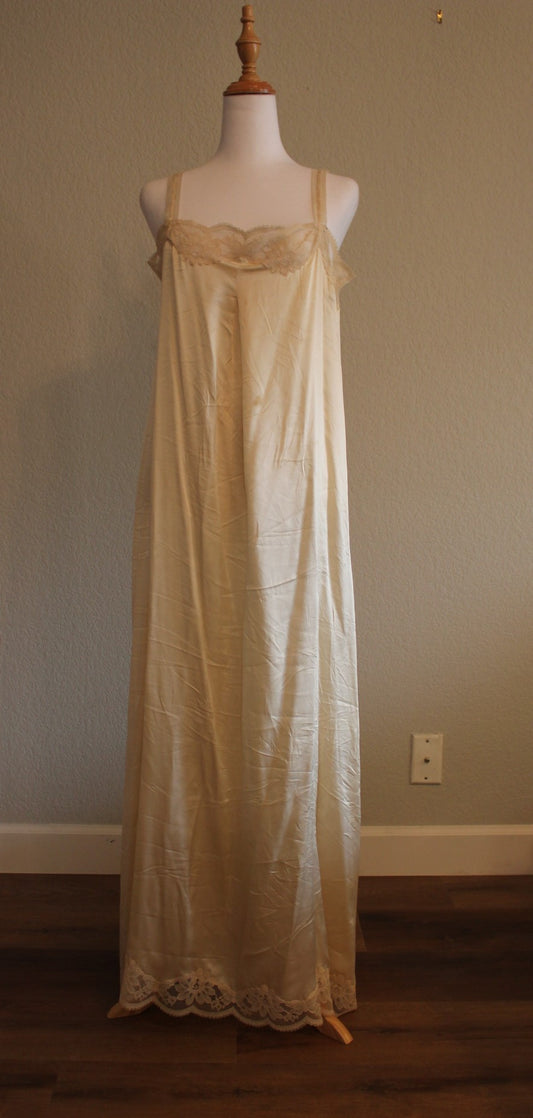 LORE Vintage Cream Silk and Lace Negligee