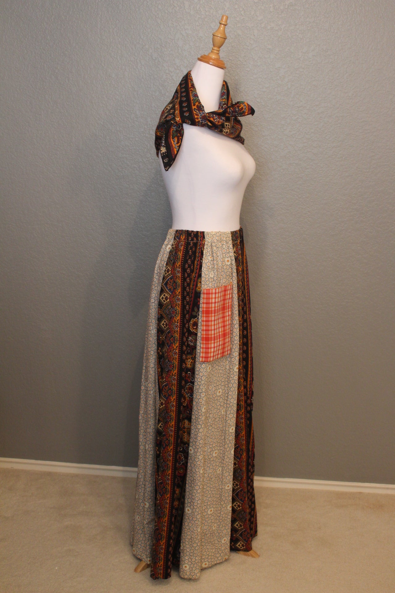 Funny and sporty Skirt and Skarf with Multi-color and deep pockets