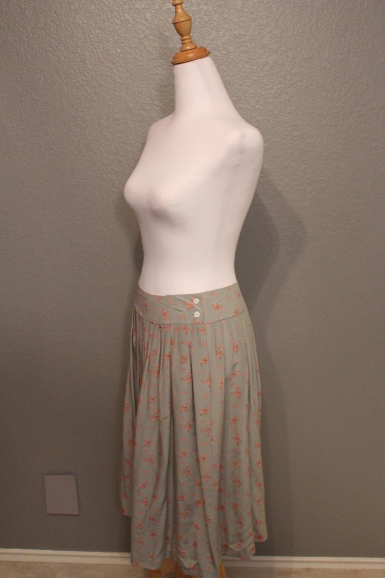Vintage 1970s Cesarini Silk Skirt with Coral-Pink Floral Print, Size 8 (Medium)