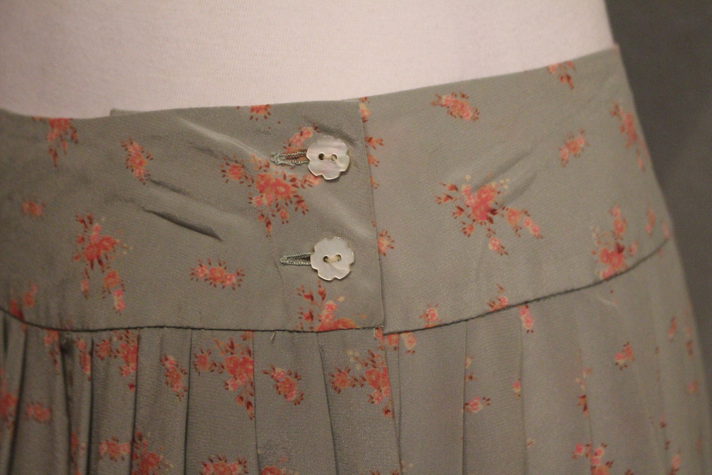 Vintage 1970s Cesarini Silk Skirt with Coral-Pink Floral Print, Size 8 (Medium)
