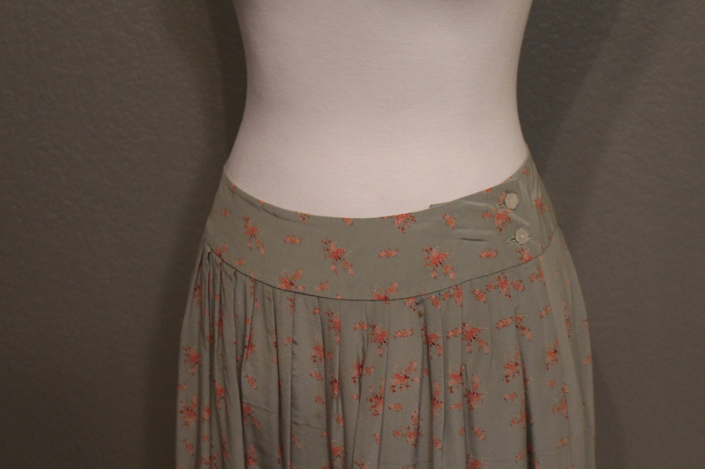 Vintage 1970s Cesarini Silk Skirt with Coral-Pink Floral Print, Size 8 (Medium)