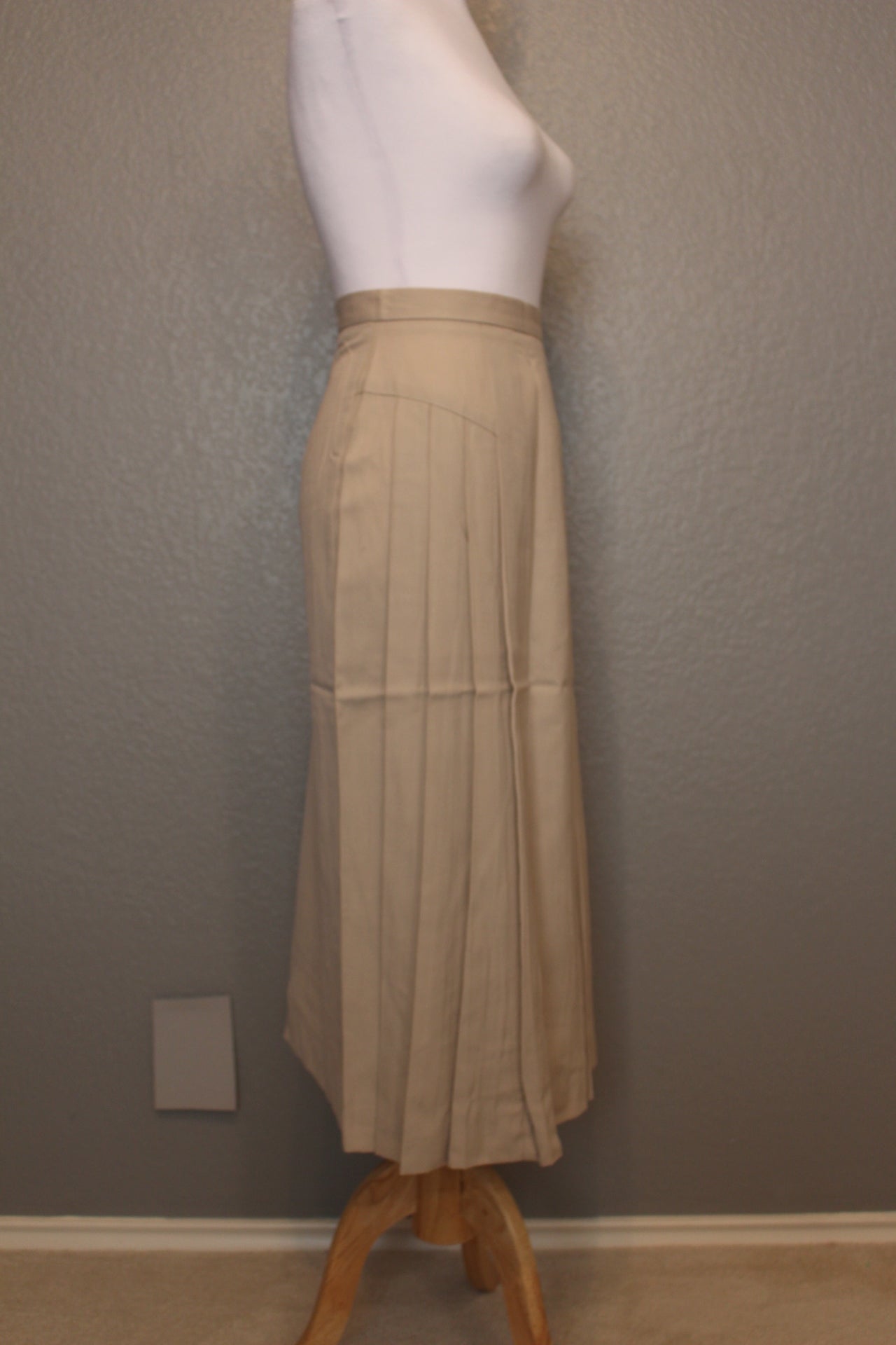 Condor Khaki Long Pleated Skirt Size: 3/4