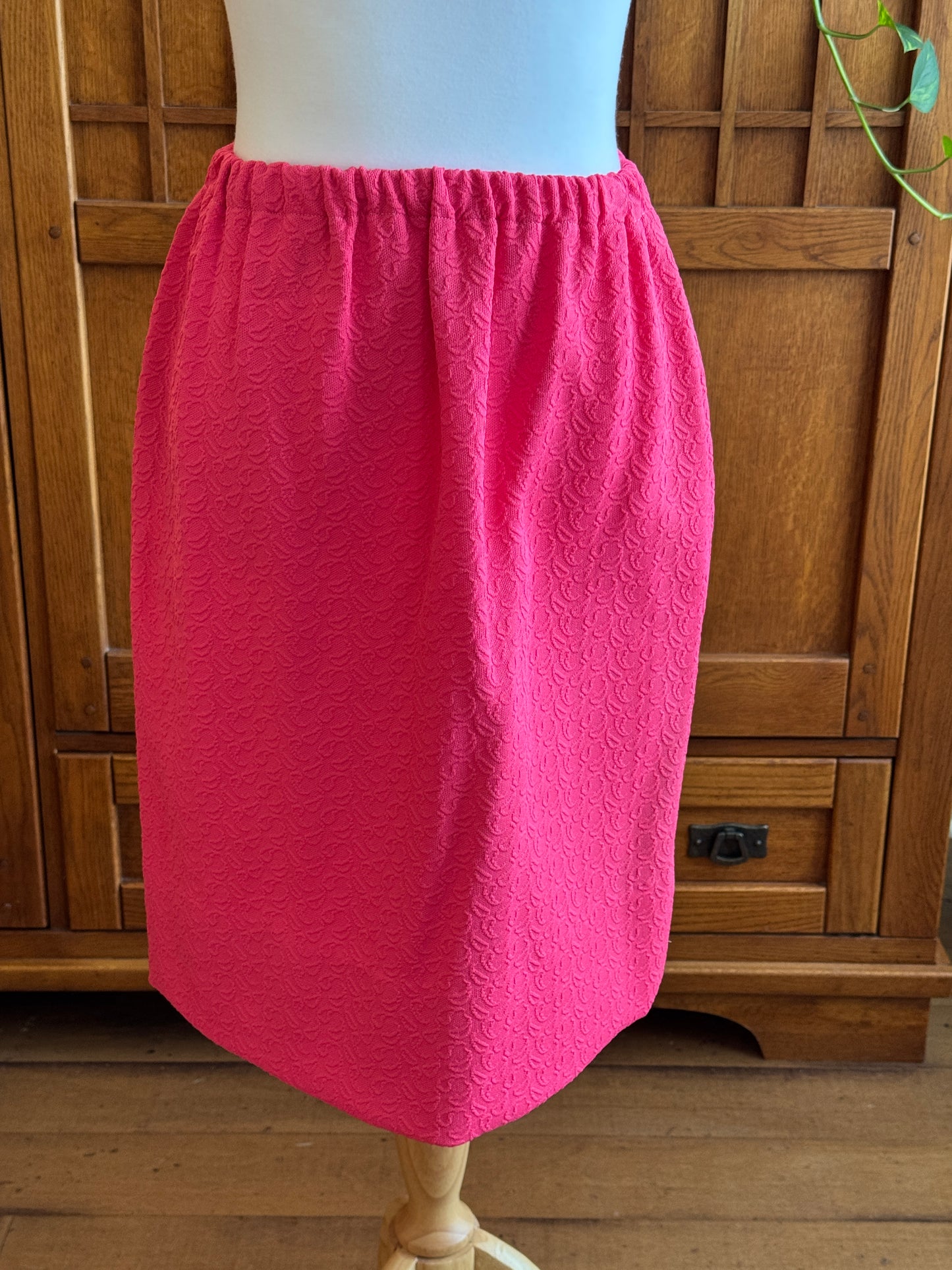 Vintage Fuchsia Brocade Top & Pencil Skirt Set – Union Made – Bow Neckline – Back Hooks & Zipper – Short Sleeve – Hot Pink