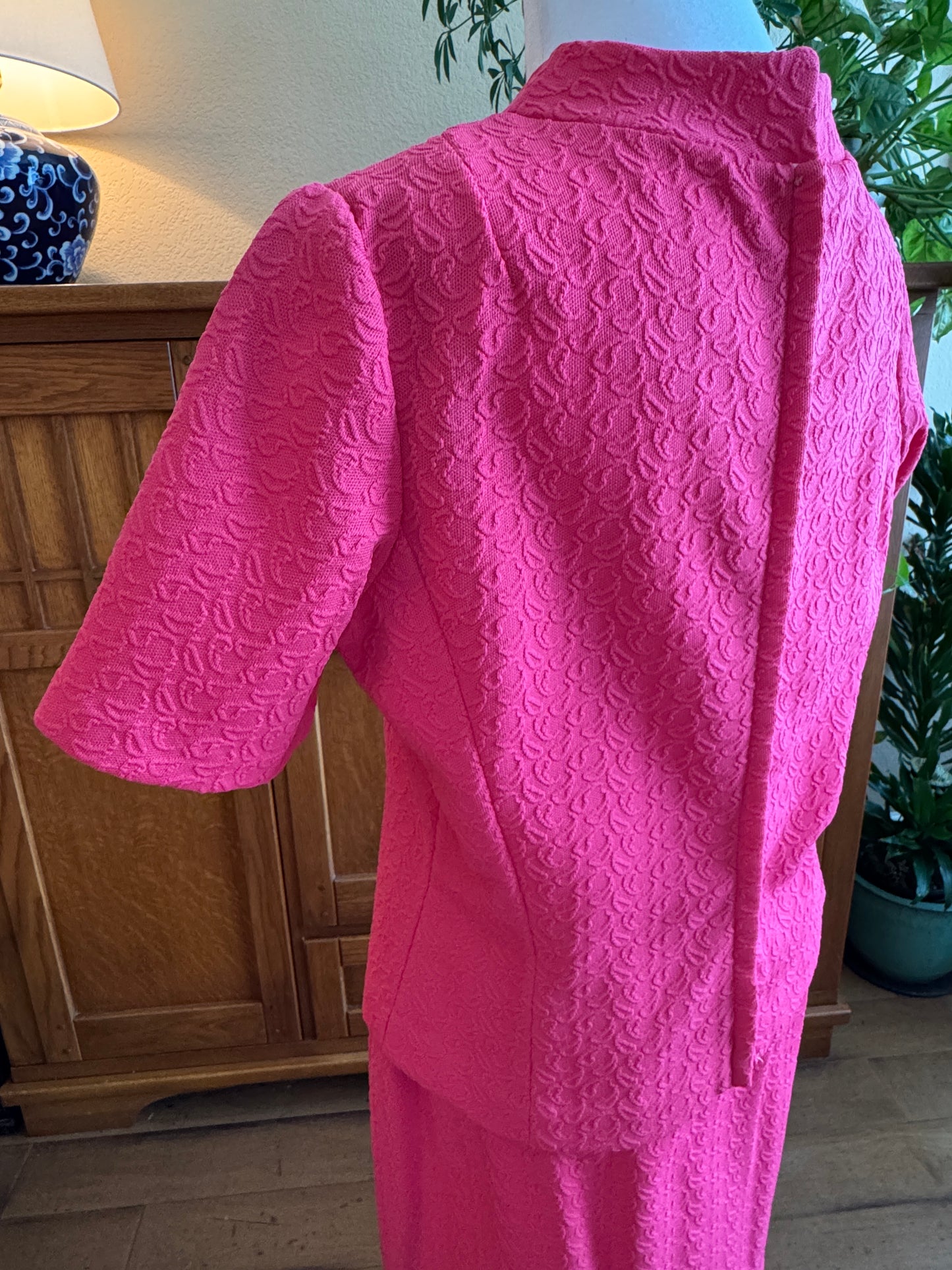 Vintage Fuchsia Brocade Top & Pencil Skirt Set – Union Made – Bow Neckline – Back Hooks & Zipper – Short Sleeve – Hot Pink