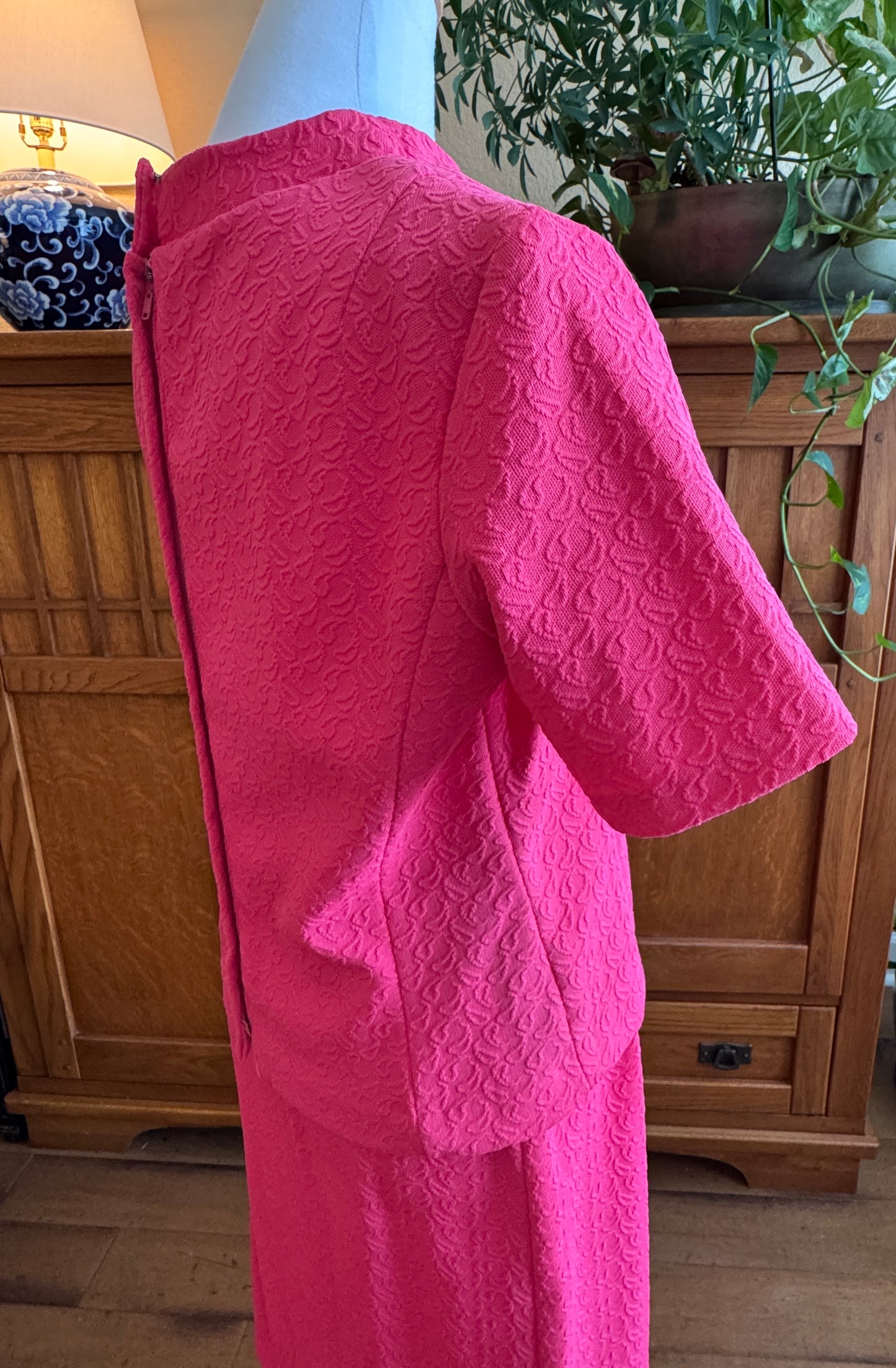 Vintage Fuchsia Brocade Top & Pencil Skirt Set – Union Made – Bow Neckline – Back Hooks & Zipper – Short Sleeve – Hot Pink