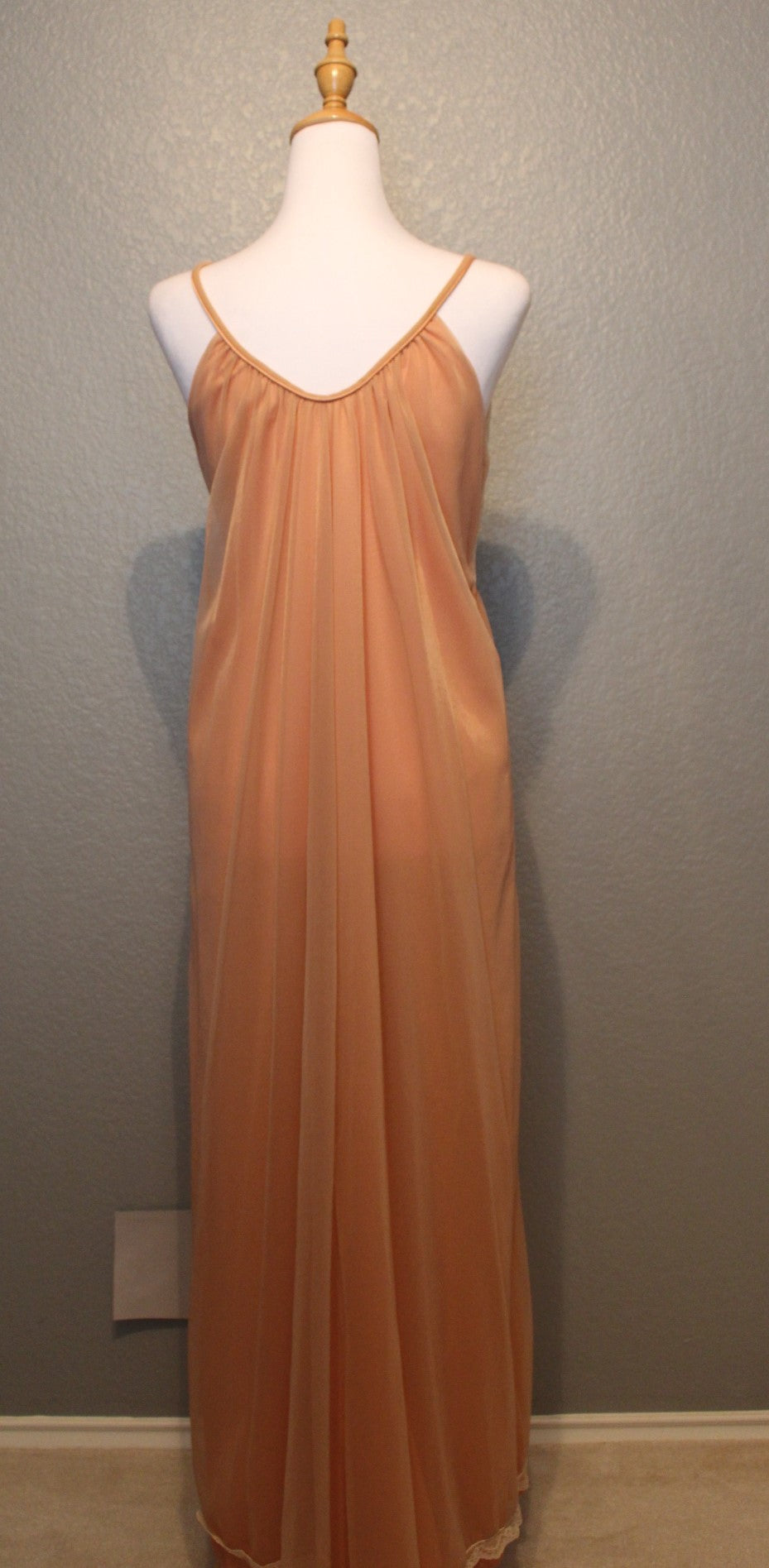 Sleevelesss Light Peach Nightgown and Robe