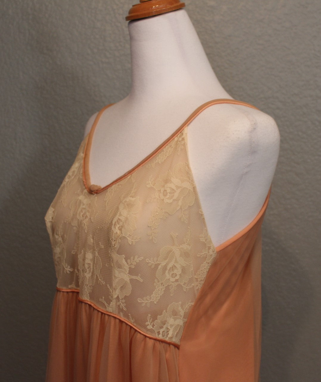 Sleevelesss Light Peach Nightgown and Robe