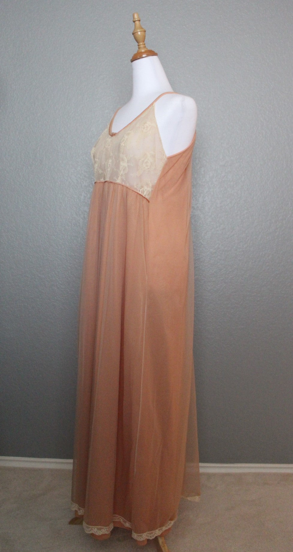 Sleevelesss Light Peach Nightgown and Robe