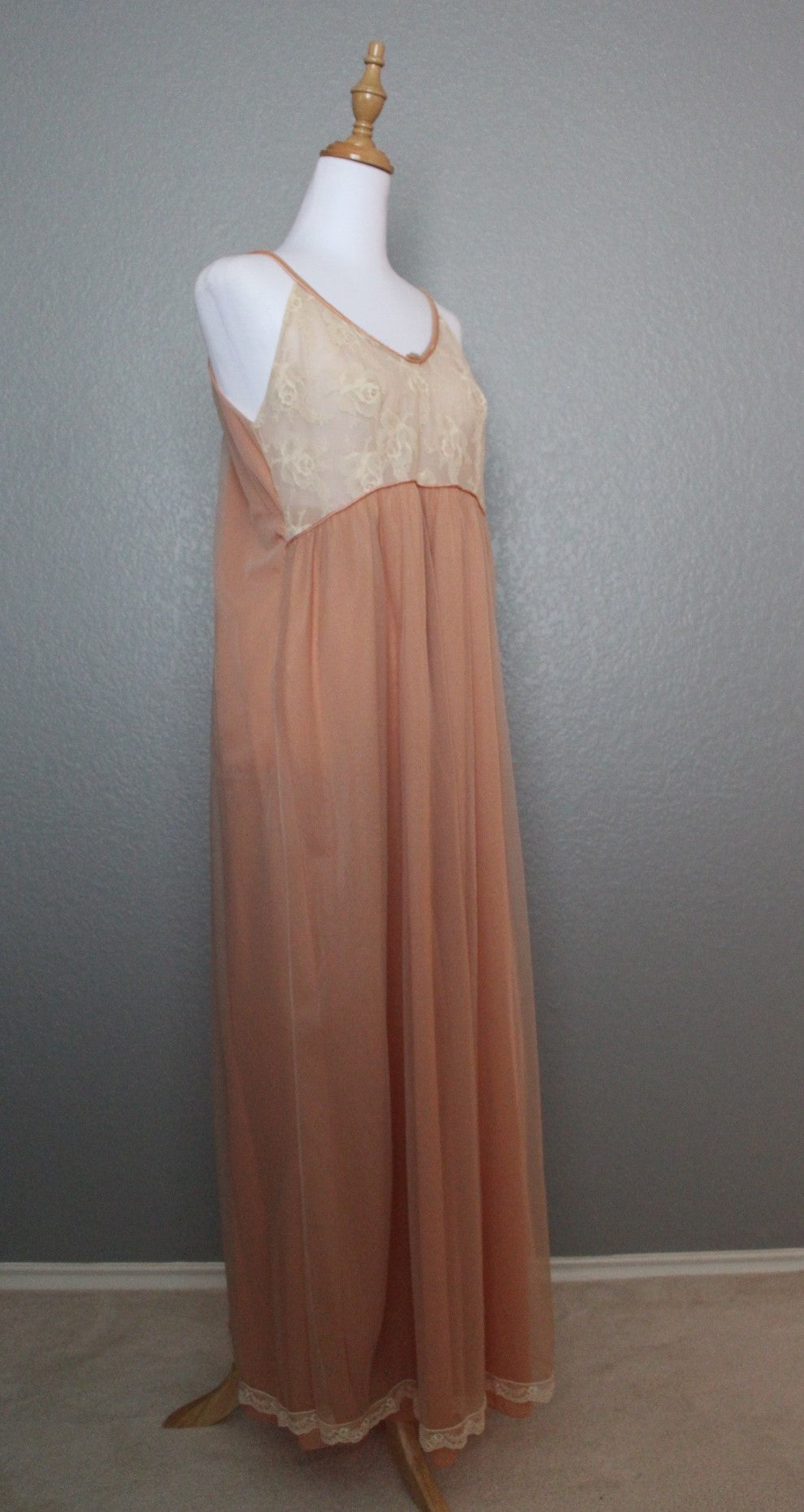 Sleevelesss Light Peach Nightgown and Robe