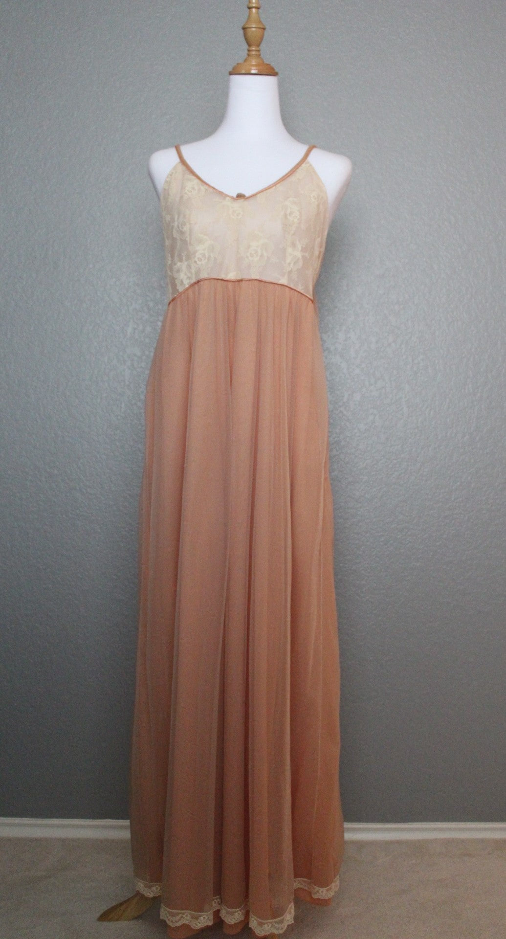 Sleevelesss Light Peach Nightgown and Robe