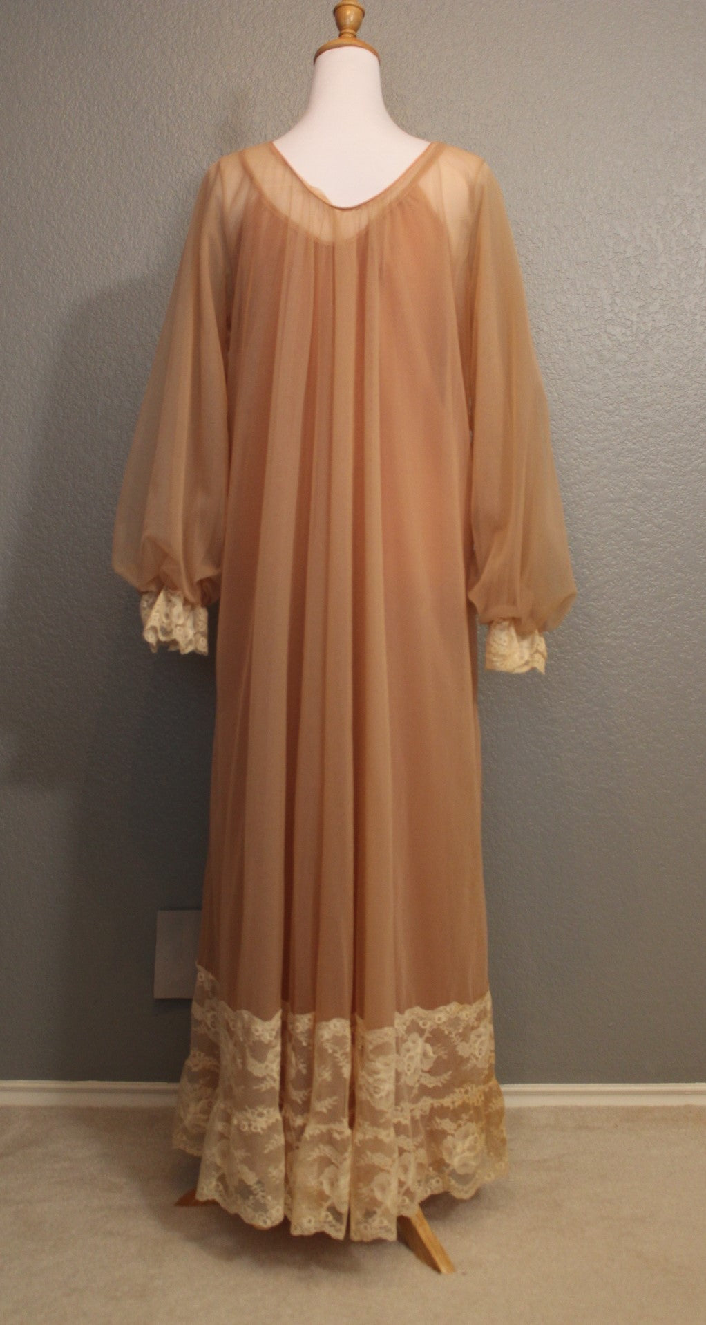 Sleevelesss Light Peach Nightgown and Robe