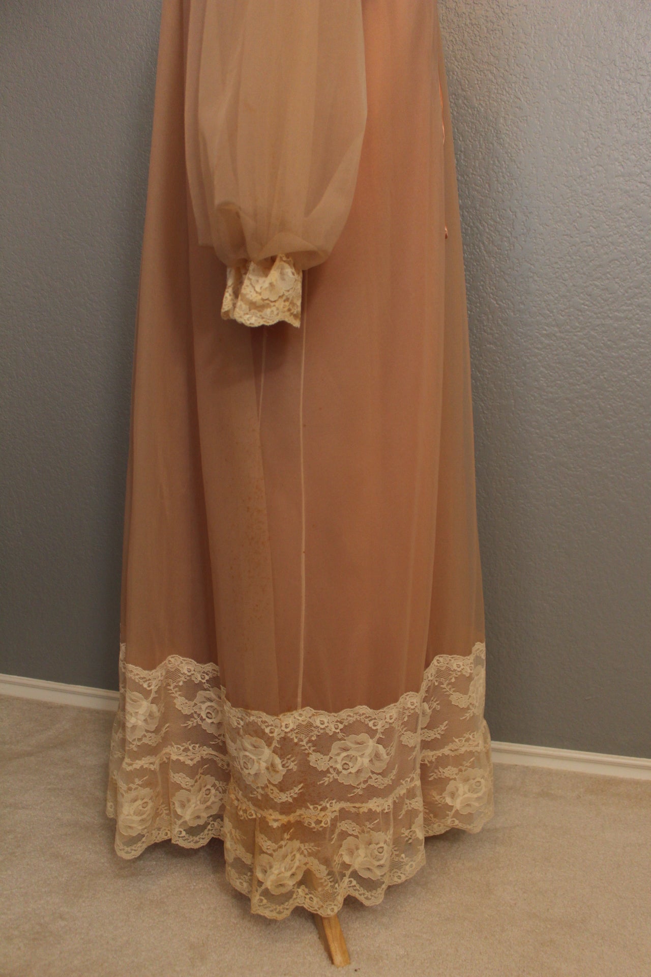 Sleevelesss Light Peach Nightgown and Robe