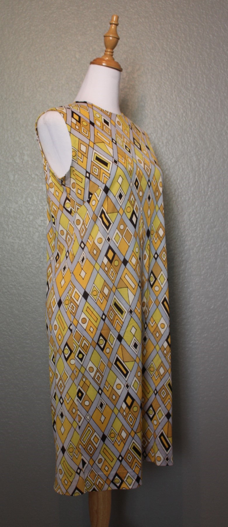 Ship'n Shore Dress with Diamond, Circle, Triangle Pattern Back Side