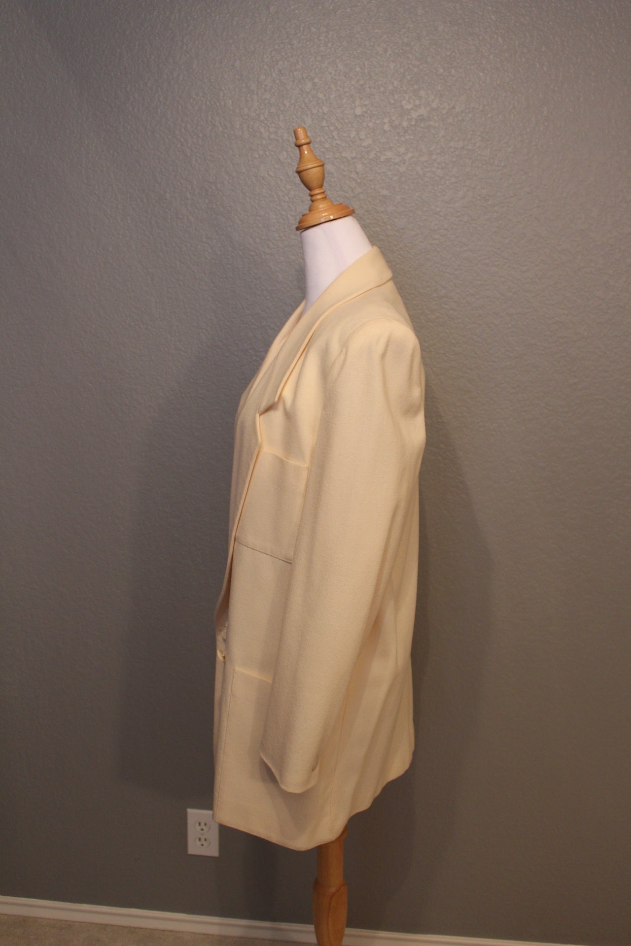 Spitalnick Off White Wool Jacket and Pants, size 10