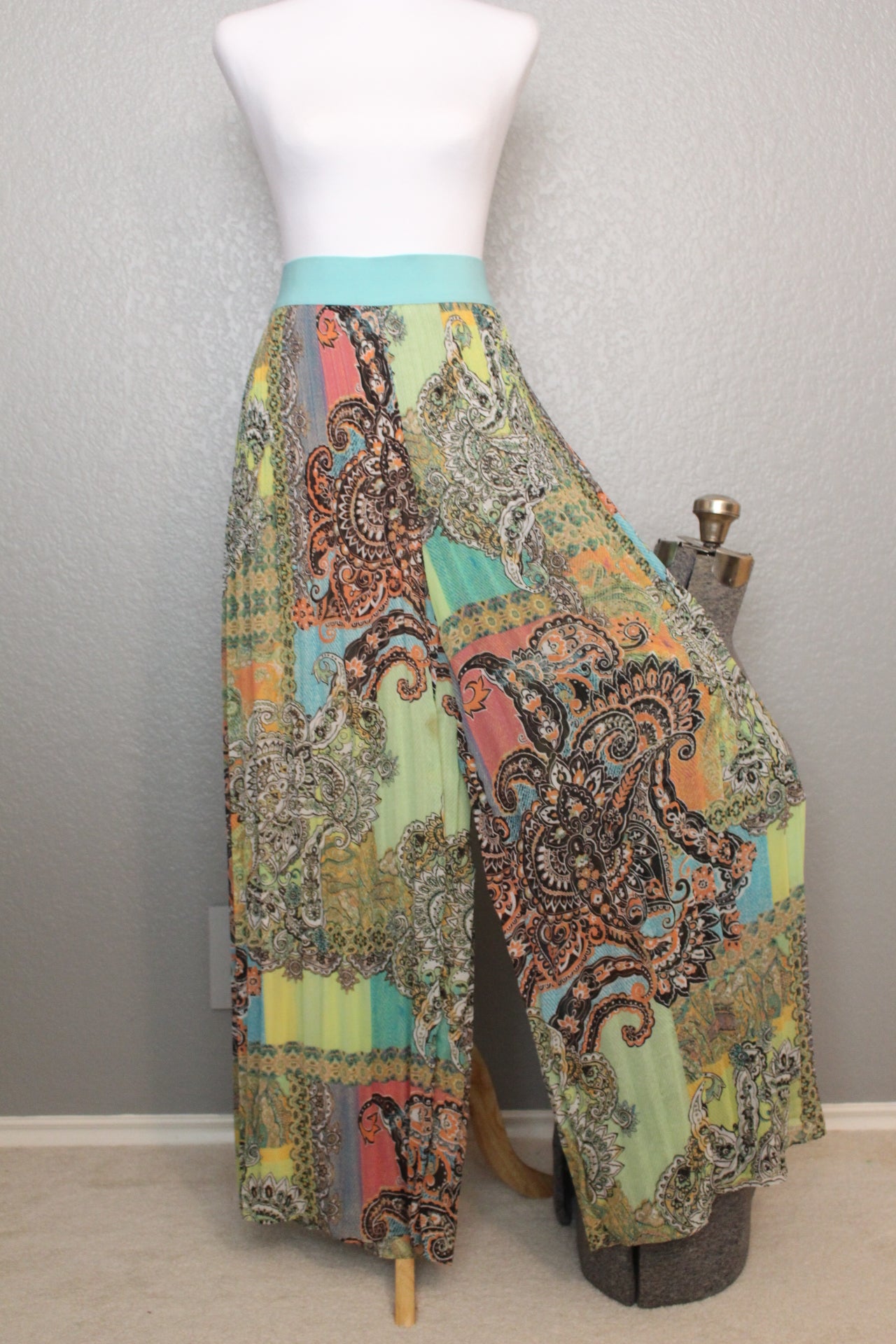 Melissa Page Stretchy Colored Pants with Paisley Pattern (L)