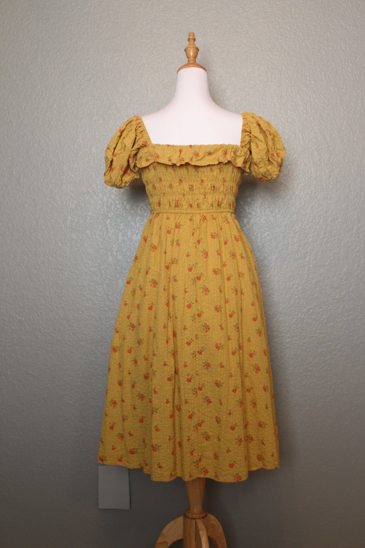 Summer Dress Gold with flowers. Adjustable Size. (SM - M)