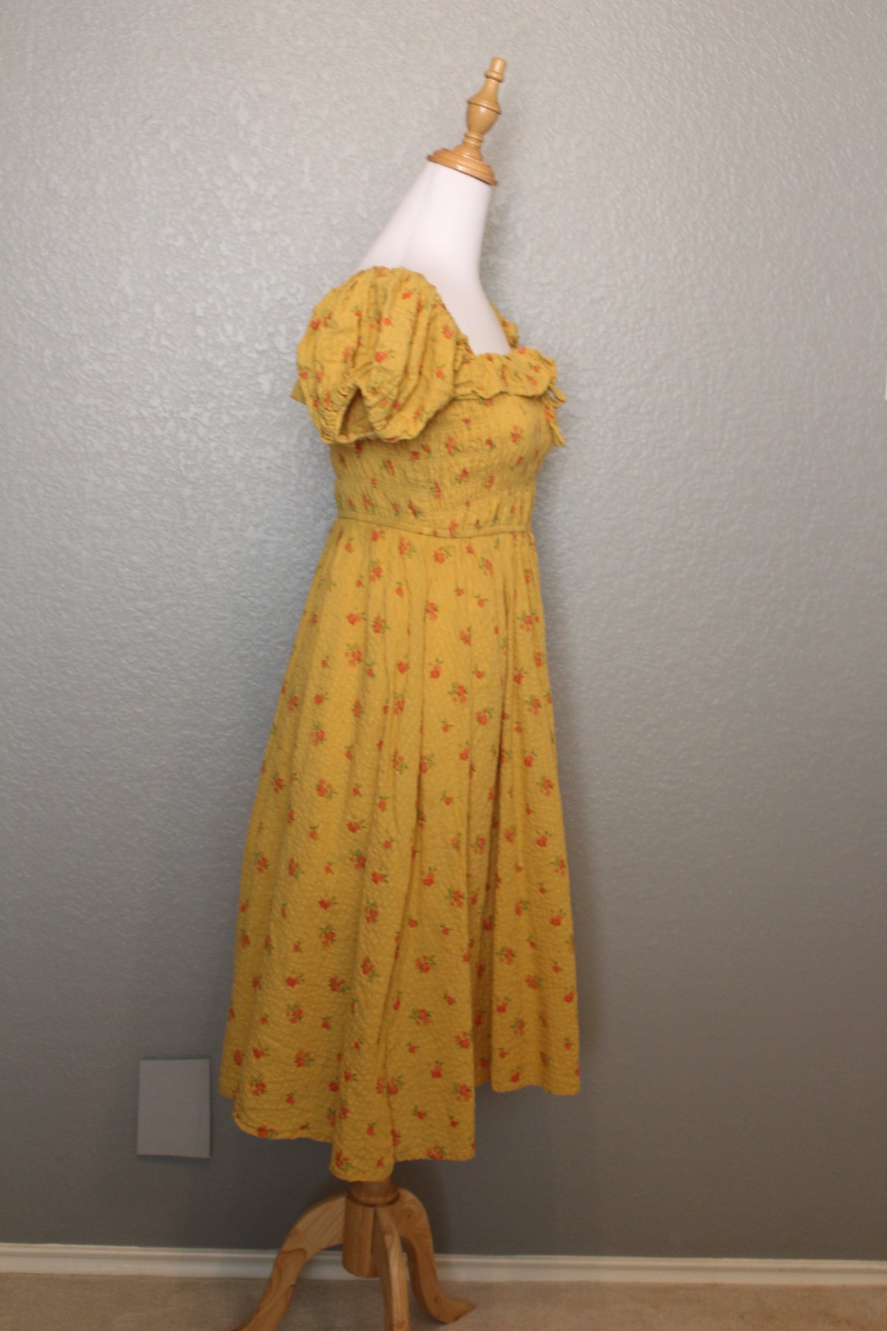 Summer Dress Gold with flowers. Adjustable Size. (SM - M)