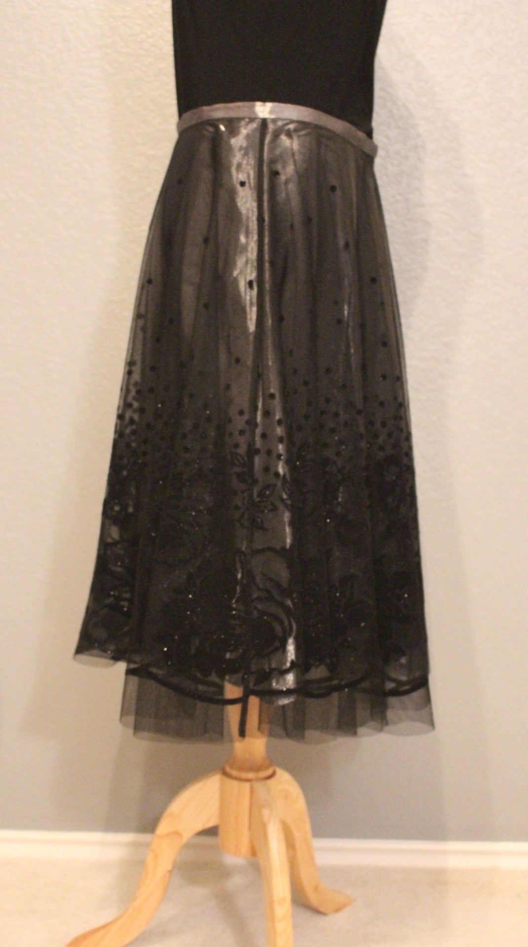 Sandra Darren Classic Snazzy Black Dress Skirt with Lace and Silver Lining - Size 8