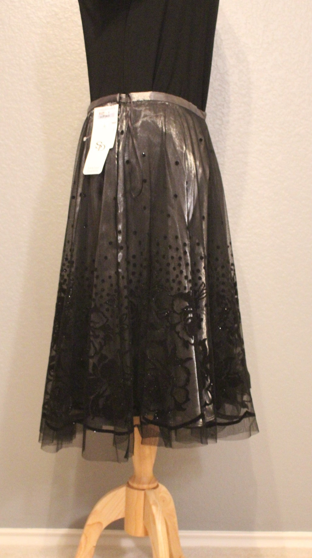 Sandra Darren Classic Snazzy Black Dress Skirt with Lace and Silver Lining - Size 8