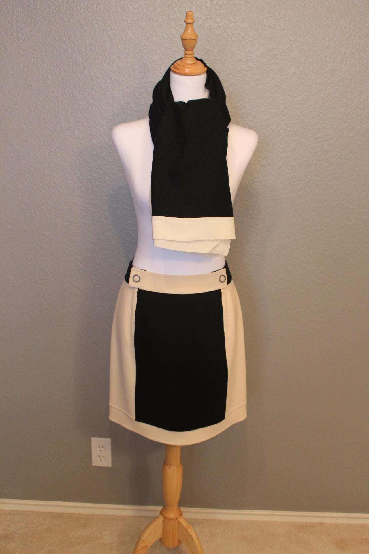 Anne Klein Black and Cream Contrast Wool Skirt - Size 4  (SM) Petite