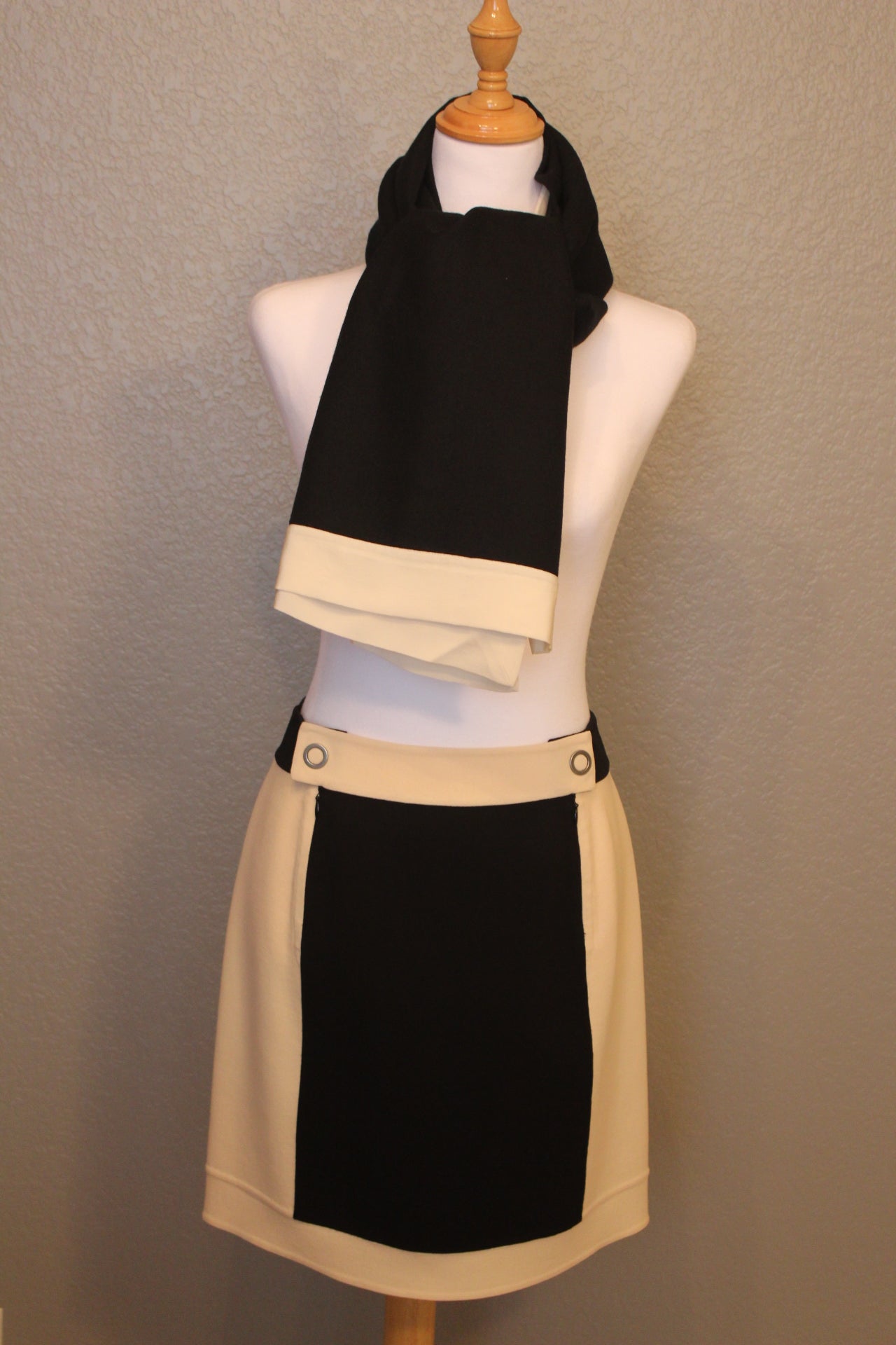 Anne Klein Black and Cream Contrast Wool Skirt - Size 4  (SM) Petite