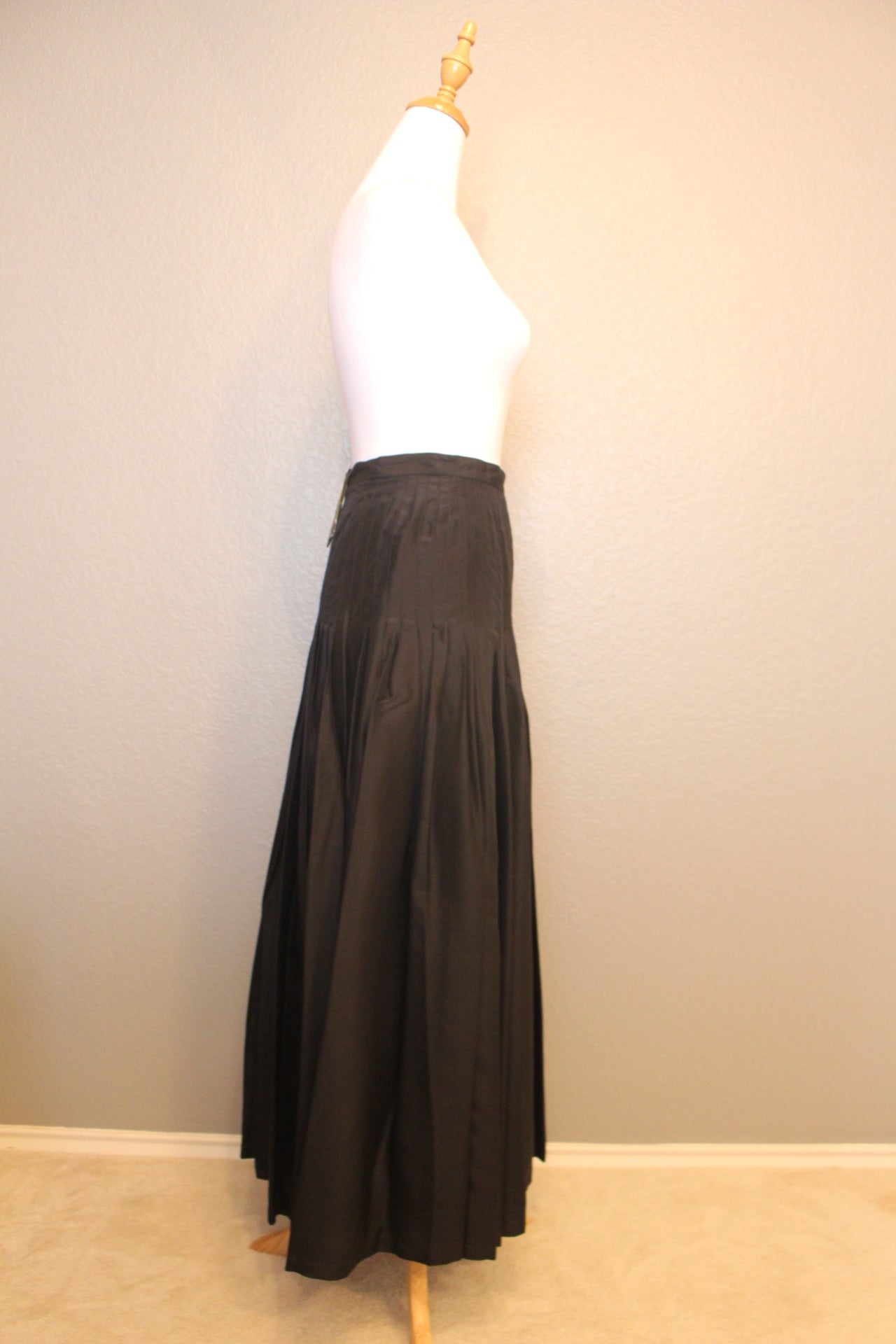 Vintage Adrienne Vittadini Sakowitz 80's "New" Black pleated Fromal Skirt Size 4 (SM)